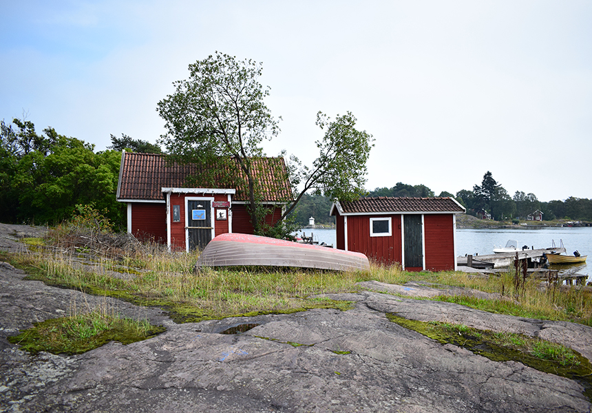 Två röda sjöbodar i Gamla Oxelösund.